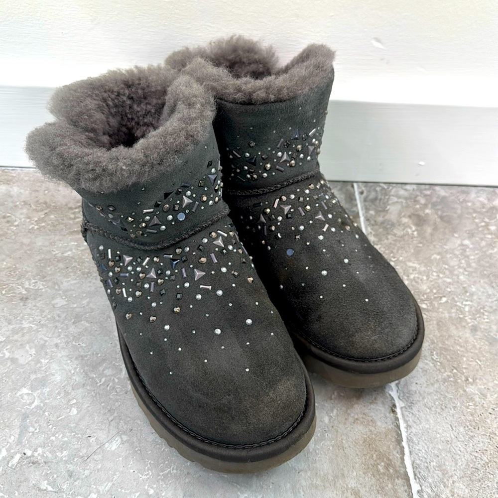 UGG snow boots size Women 6